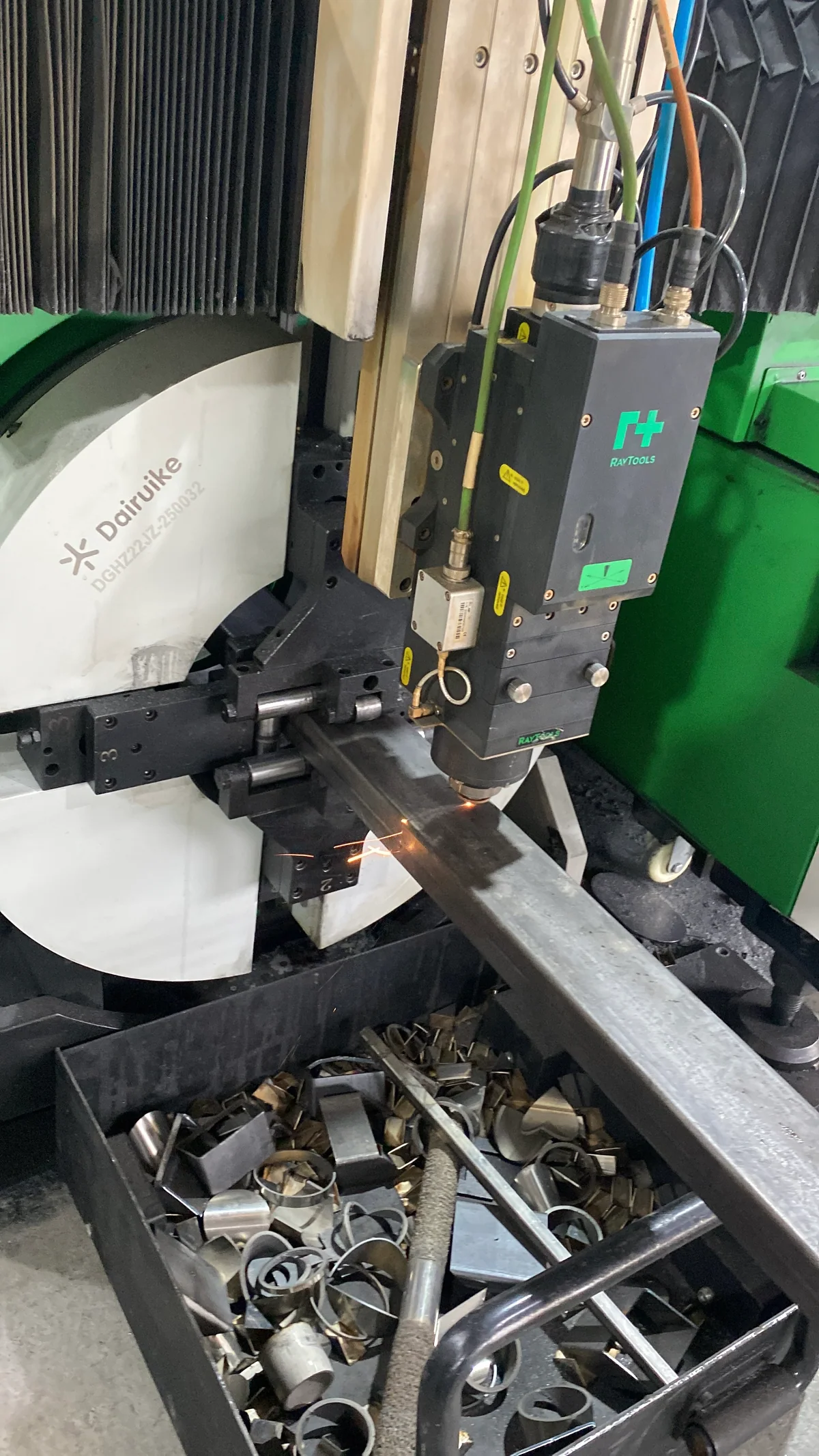 Corte a laser em perfil tubular quadrado na produção da HDT Laser