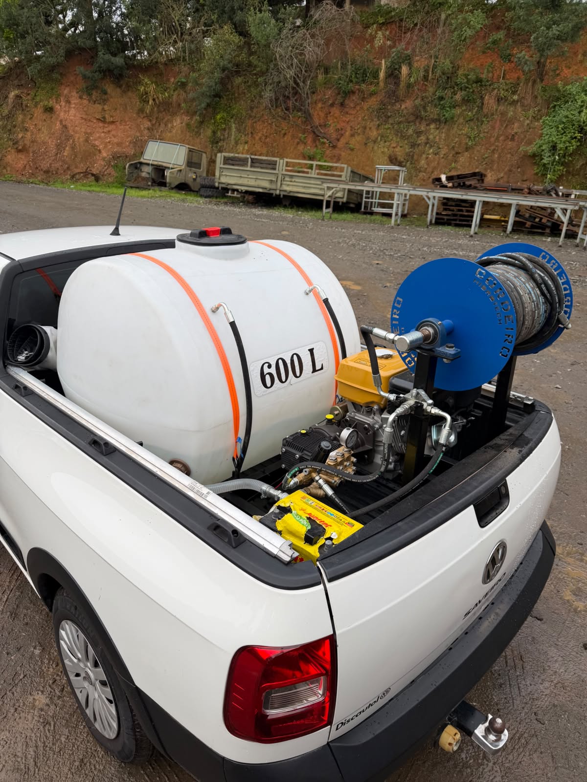 Hidrojato com tanque de 600 litros instalado em Volkswagen Saveiro